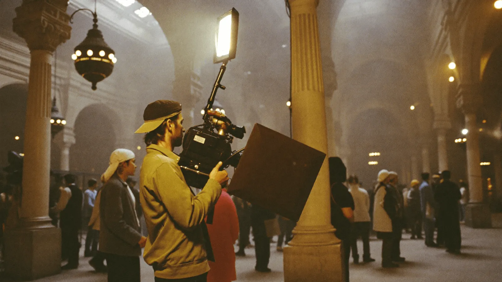 Kalabalık tarihi bir çarşıda çekim yapan film ekibi.